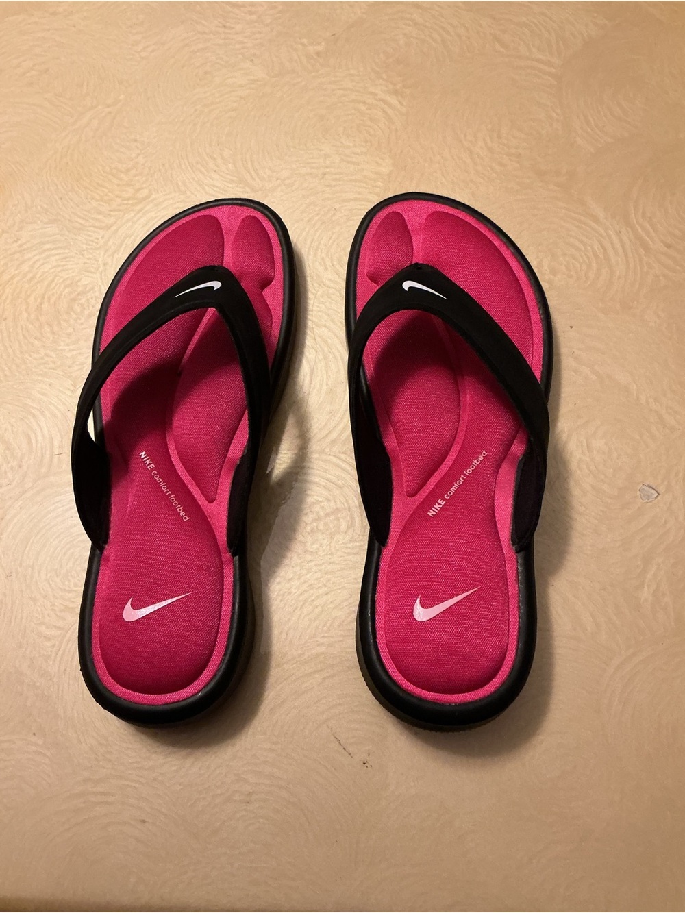 NWOT Nike Hot Pink and Black Cushioned Flip Flops